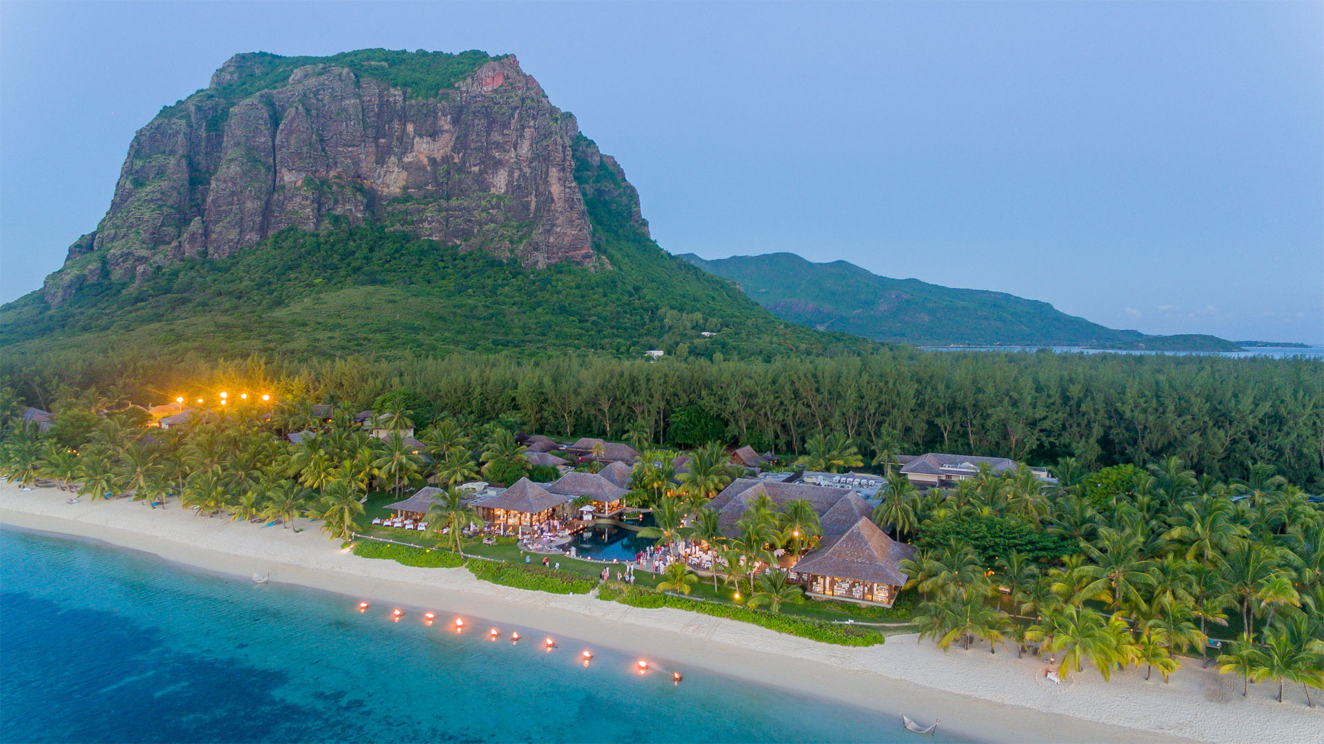 Luftaufnahme, Berg le Morne, mit Luxushotel LUX Le Morne Resort, Mauritius,  Afrika *** Aerial view